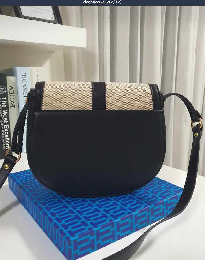 ของแท้ 💯% TORY BURCH CROSSBODY กระเป๋าสะพายข้าง ไซส์กำลังน่ารัก วัสดุทำจากผ้าCanvas ผสมหนัง ฝาพับเปิดปิดด้วยกระดุมแม่เหล็ก มีช่องใหญ่ เพิ่มช่องซิปยาว ใส่โทรศัพท์ สมุดบัญชีได้