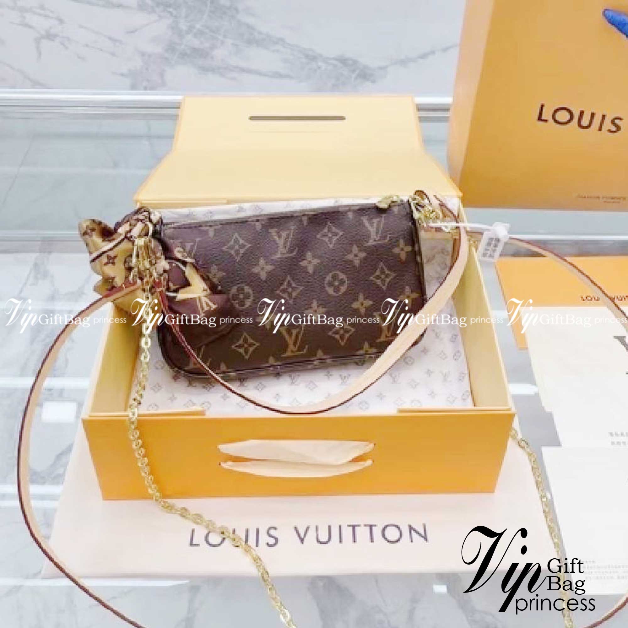 LV POCHETTE ACCESSOIRES กระเป๋าสะพายทรงพอช สุดฮอต ดีงาม ดีไซน์คลาสสิควินเทจ ขนาดกำลังสวย ประหยัดพื้นที่ มาพร้อมสายคล้องโซ่ และสายสะพายหนัง เป็นไอเท็มที่เหมาะในทุกโอกาส สะพายปรับลุคได้หลายสไตล์ รับรองคุ้มค่าจริงๆจ้า