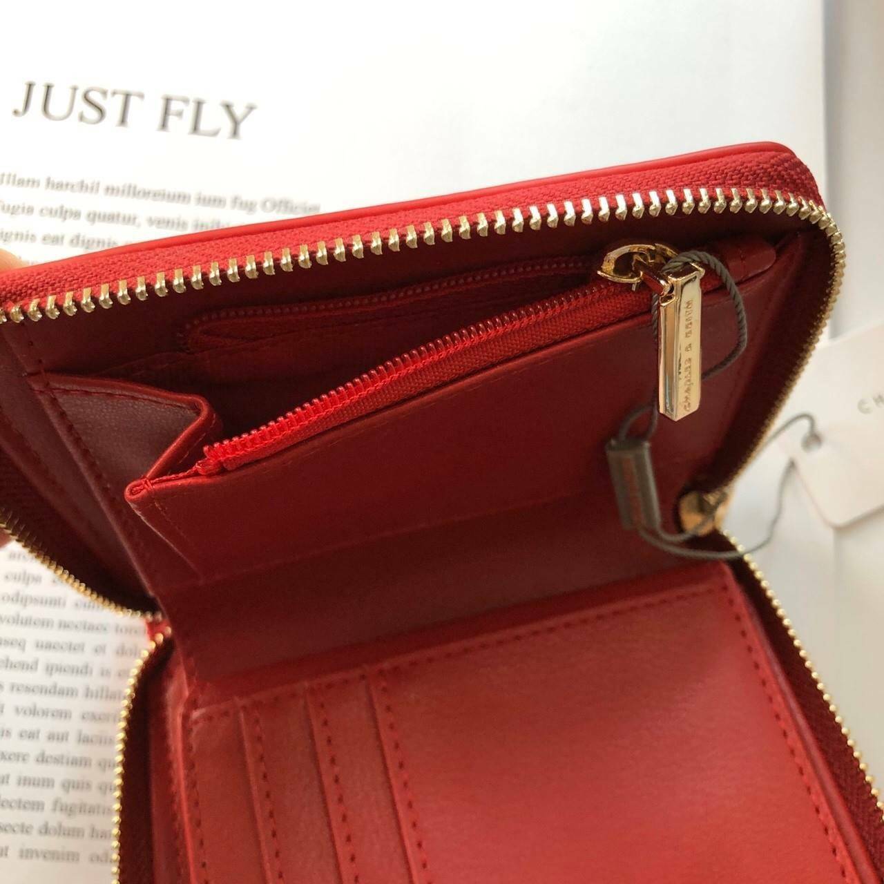 กระเป๋าสตางค์ใบสั้น CHARLES & KEITH เปิด - ปิดกระเป๋าด้วยซิปรอบ ด้านในมีช่องใส่บัตร ช่องใส่ธนบัตร ช่องใส่รูป และช่องซิปค่ะ