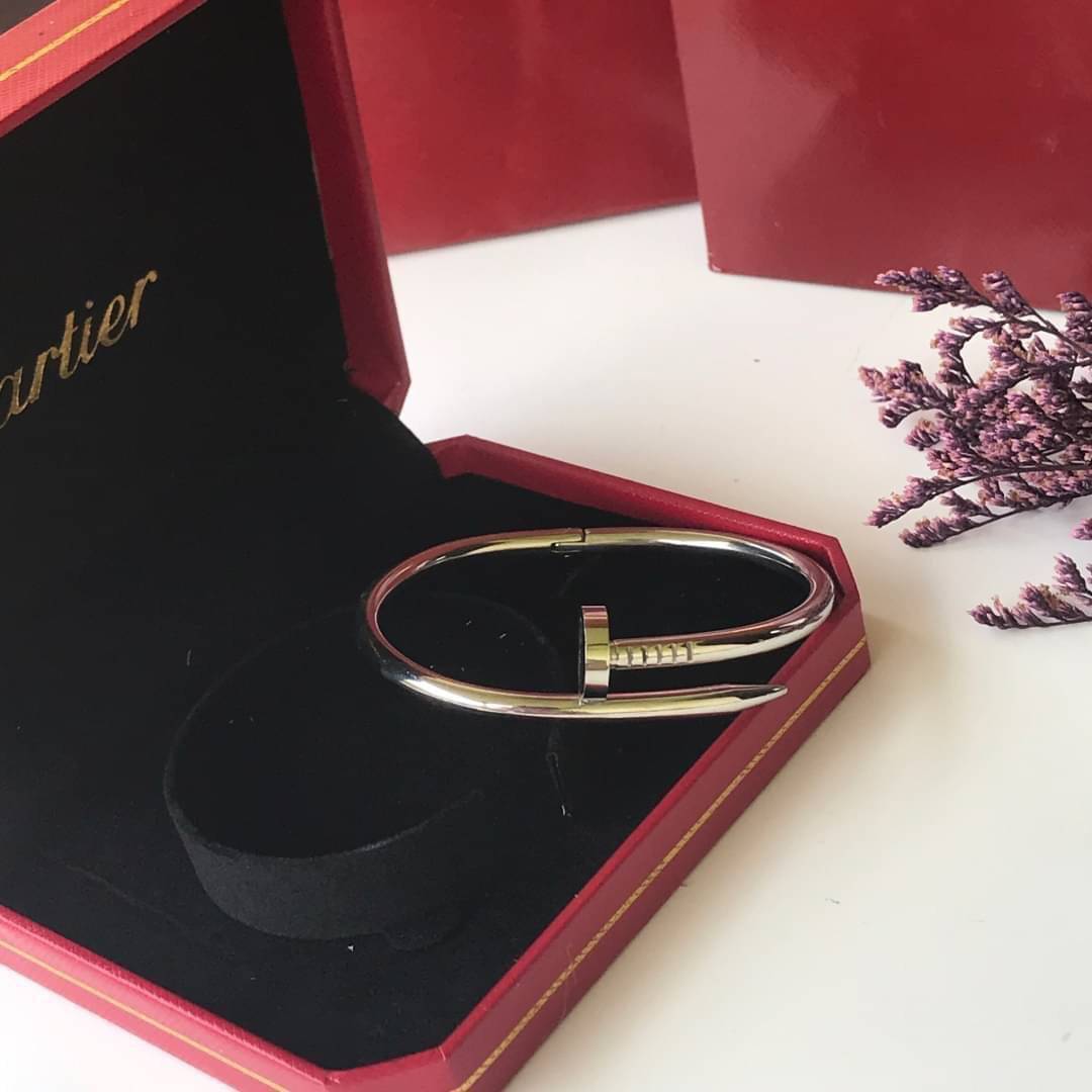 Cartier JUSTE UN CLOU EARRINGS กำไลข้อมือตะปู มี 2 แบบ มีเพชร/ไม่มีเพชร ภาพถ่ายจากงานจริง วัสดุโลหะเคลือบขึ้นเงาตามรูป งานปั้มครบตามรูปเลยค่ะ