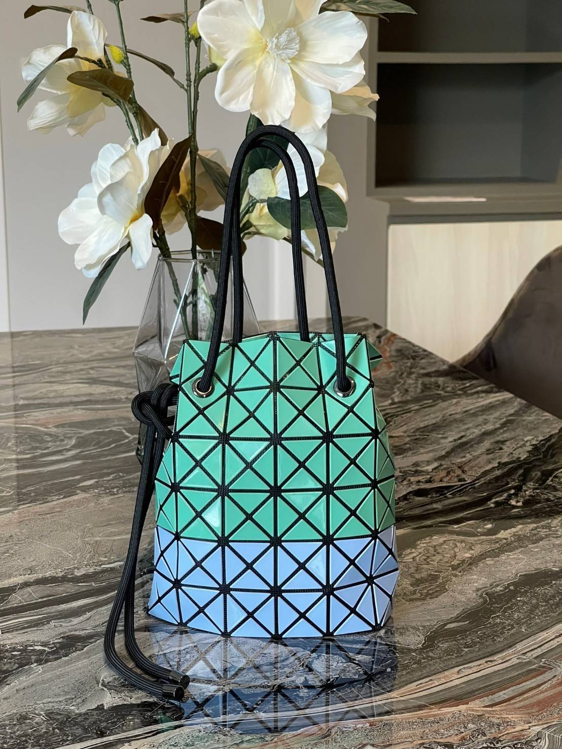 Baobao Issey Miyake Wring Small Bag กระเป๋าสะพายครอสบอดี้พร้อมสายรูดเปิดปิด สามารถปรับความยาวของสายได้ตามสไตล์ความชื่นชอบ ด้วยดีไซน์ทรงน่ารัก เหมาะสำหรับให้สาวๆหยิบใช้ในวันสบายๆ แต่เต็มเปี่ยมไปด้วยความคล่องแคล่ว ไฮไลต์ของซีซั่นนี้คือกระเป๋าที่มาพร้อมกับเช