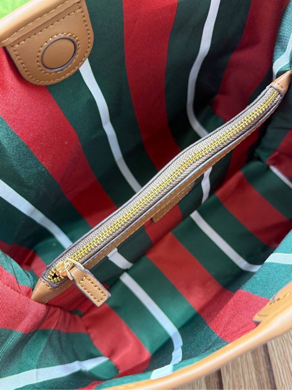 ORI หนังแท้ | GUCCI GG Emblem medium bucket bag กระเป๋าถือ/สะพายทรงบัคเก็ต ขนาดกลางใบใหญ่ จุของได้เยอะ ดีไซน์คลาสสิคคงความเอกลักษณ์