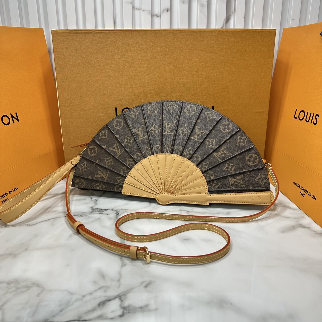 TOP ORI หนังแท้ | LV Fan Bag กระเป๋าสะพายดีไซส์รูปพัด เปิดตัวกระเป๋ารุ่น Fan ดีไซน์โดดเด่นบนรันเวย์แฟชั่นโชว์คอลเลกชันประจำฤดูกาล Spring-Summer 2025