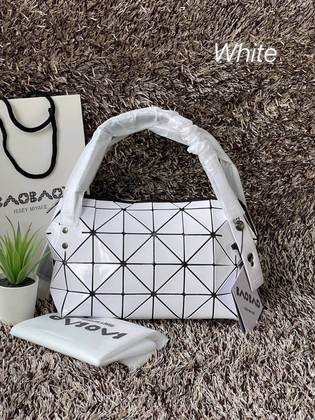 BaoBao Issey Miyake Small Boston Bag กระเป๋าบอสตันที่มีดีไซน์สปอร์ต มีช่องซิปที่ทำให้หยิบสิ่งของออกมาได้ง่ายแล้ว แบบกว้างที่ด้านล่างของกระเป๋ายังให้ความจุที่ยอดเยี่ยม