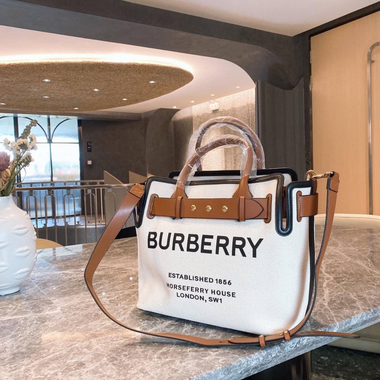 พรีเมี่ยมกิ๊ฟแท้ 100% 】BURBERRY FRAGRANCES TOTE BAG VIP GIFT WITH PURCHASE (GWP) กระเป๋าถือหรือสะพายพรีเมี่ยมกิ๊ฟ Limited Edition จาก BURBERRY PERFUME รุ่นหายาก วัสดุ Canvas & Leather ดีไซน์สวยมีเอกลักษณ์คาดด้วยสายหนังBeltประดับกระดุมสีทองด้านหน้า หูจับหน