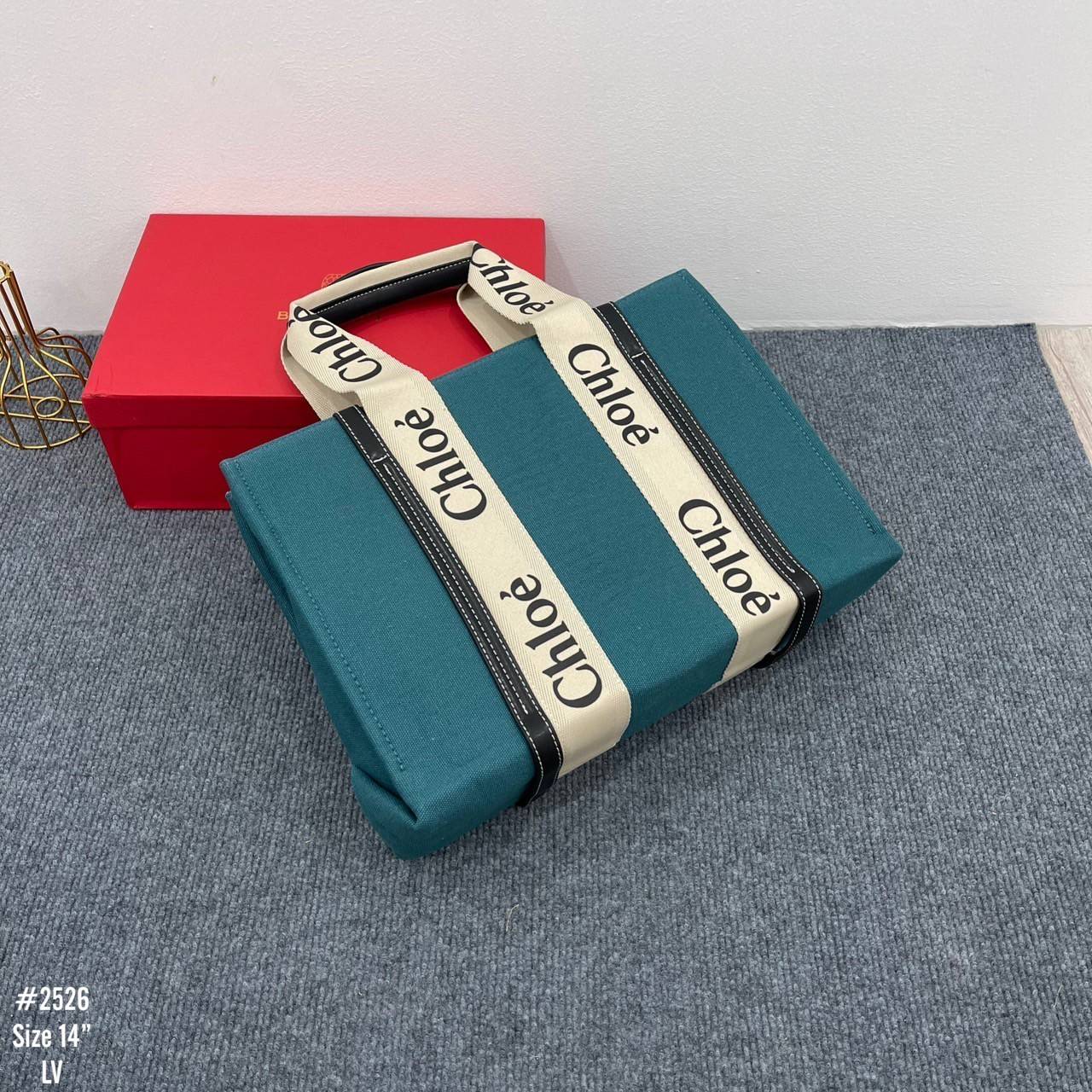 CHLOE Woody tote bag [small size] กระเป๋าทรงโท้ท จุของได้เยอะมาก แบรนด์ดังจากสัญชาติฝรั่งเศส เป็นที่ชื่นชอบของเซเลบริตี โคลเอ้รุ่นนี้เป็นสไตล์วินเทจ เรียบหรูและดูดี