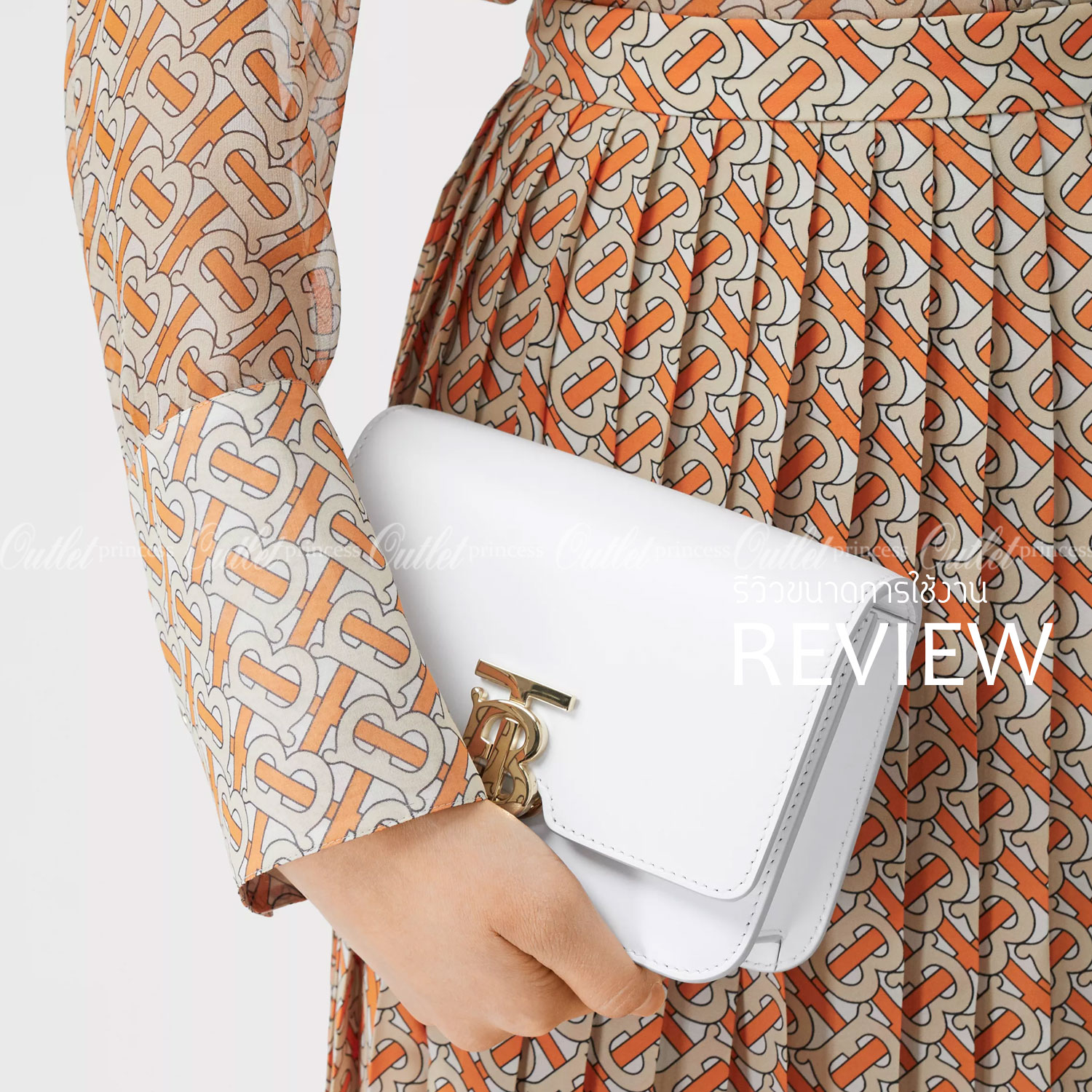 BURBERRY FRAGRANCES CROSSBODY BAG VIP GIFT WITH PURCHASE (GWP) กระเป๋าสะพายพรีเมี่ยมกิ๊ฟ Limited Edition จากน้ำหอม BURBERRY DUTY FREE วัสดุ Calfskin หนังเรียบสวยอยู่ทรงดีไซน์ยอดนิยมประดับโลโก้แบรนด์ทองด้านหน้า เปิดปิดด้วยฝาปิดสัญลักษณ์ตัวB ภายในมีช่องแบ่ง