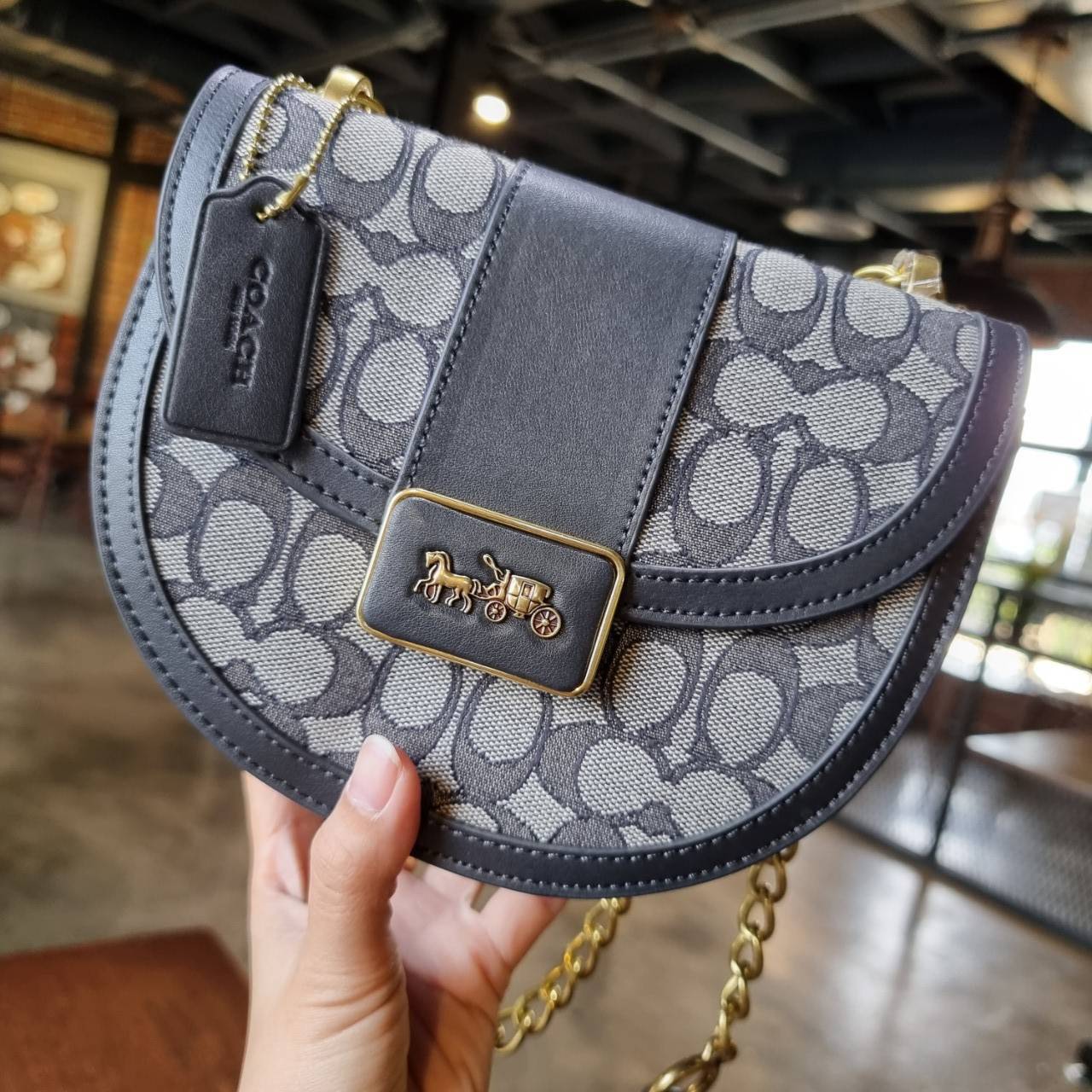 COACH ALIE SADDLE BAG IN SIGNATURE JACQUARD (C4694//C3464) New item!! กระเป๋าสะพายทรง saddle ดีไซน์วินเทจย้อนยุค แฝงความหรูในตัวด้วยอะไหล่สีทองเหลือง โดดเด่นไม่ซ้ำใครแน่นอน วัสดุผ้า jacquard สลับหนังแท้ ภายในเป็นช่องโล่ง มาพร้อมสายสะพายครอสบอดี้ ที่สามารถ