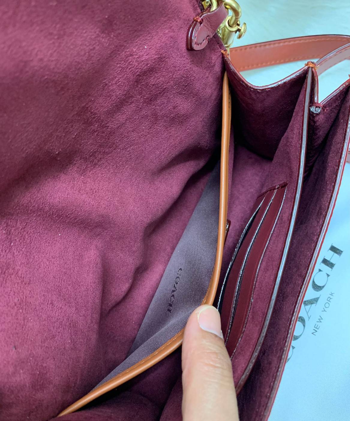 Coach Beat Crossbody Clutch In Signature Canvas With Horse And Carriage Print 🌈พร้อมส่งรุ่นใหม่ล่าสุดค่ะ ได้ไปไม่ผิดหวังแน่นอนค่ะ! กระเป๋าหิ้วได้//คลัทออกงานได้//สะพายครอสบอดี้ร์ได้ สุดคุ้ม! หนังแท้อย่างดี smooth leather ค่ะ