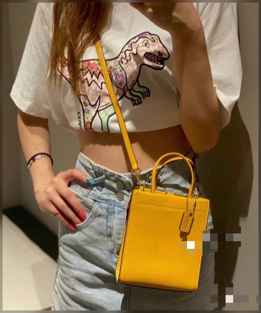 COACH MINI CASHIN TOTE ((C4828)) 💥พร้อมส่งที่ไทยรุ่นใหม่ล่าสุดค่ะ! กระเป๋าขนาดมินิ หนังแท้ หนังนิ่มสวย น่าใช้มากๆค่ะ ปากกระเป๋าแบบแม่เหล็ก ภายในสามารถใส่กระเป๋าเงินใบกลางได้;มือถือแบบตั้งได้ทุกรุ่น;ของจำเป็นจุกจิกสาวๆได้หลายอย่างนะคะ;พร้อมช่องเสีย