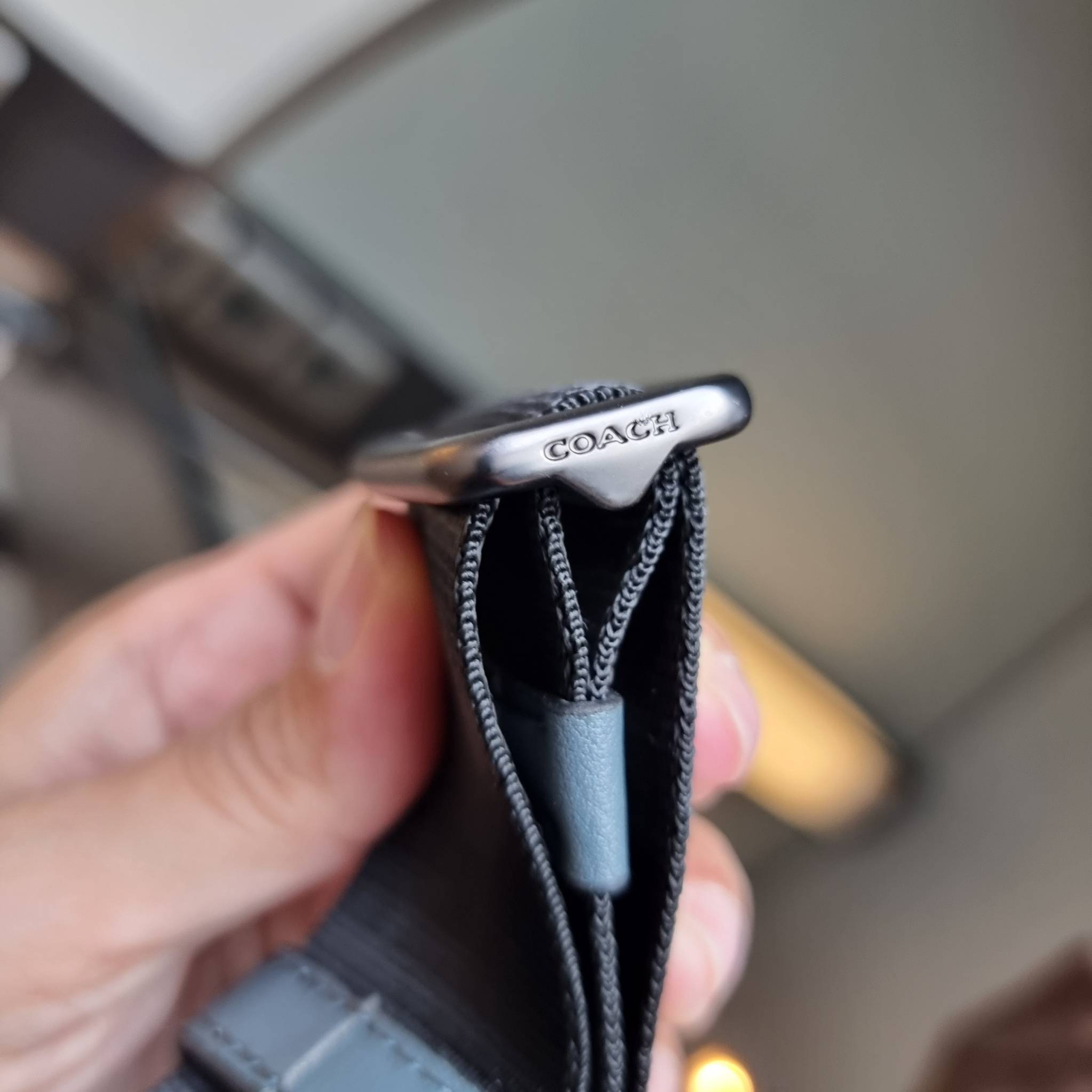 COACH TRACK CROSSBODY IN COLORBLOCK WITH COACH PATCH C6657 C8128 หล่อบอกต่ออีกหนึ่ง กระเป๋าสะพายทรงแมสเซ็นเจอร์ รุ่นเอาใจหนุ่มๆ ที่สาวๆก็อยากใช้!! ด้วยดีไซน์สีคัลเลอร์บล็อคที่โดดเด่น ทำให้ดูน่าใช้งาน วัสดุหนังแท้ สวยคมซ่อนหรู ฝากระเป๋ามีตัวล็อคแน่นหนา เปิ