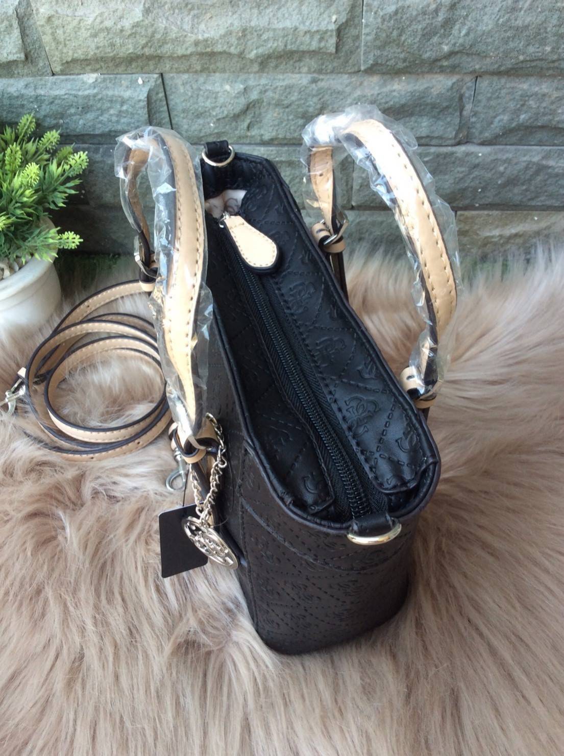 GUESS DELANEY CROSS BODY BAG กระเป๋าถือหรือสะพายรุ่นที่ฮิตและขายดีที่สุดจาก GUESS FACTORY คอลเลคชั่นใหม่วัสดุหนังเรียบปั้มลาย GUESS Signature รอบใบสวยหรูอยู่ทรง ขนาดกำลังดี น้ำหนักเบา ด้านหน้าประดับโลโก้พร้อมพวงกุญแจโลโก้แบรนด์ห้อยที่หูหิ้วถอดเเยกใช้ได้ เ