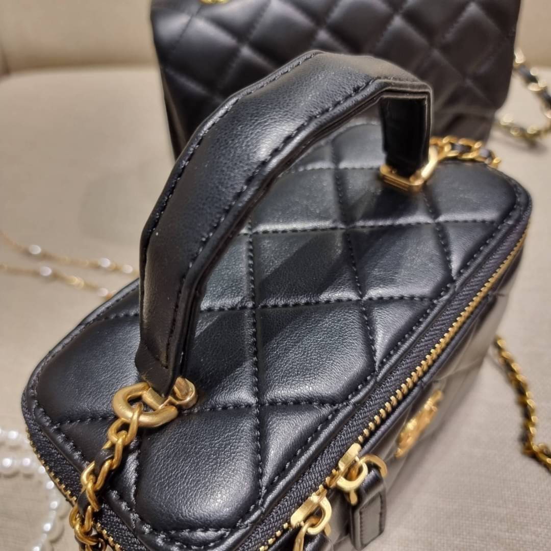 VIP 🥂 เซ็ทคือที่สุดของความคุ้ม EXCLUSIVE MIX ITEM!! CHANEL GIFT BOX SET กลับมาอีกครั้งกับไอเท็มสุดหรูชวนให้สะสม สุดยอดของรุ่นยอดฮิตพร้อมเสิร์ฟครบชุด สุดคุ้ม มาพร้อมกระเป๋าสะพายถึง 2 ใบ คอลเลคชั่นของมันต้องมี ทั้งตัวคลาสสิคและ vanity และสุดยอดของหา