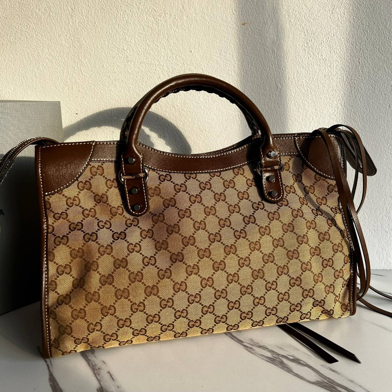 หนังแท้ Gucci The Hacker Project medium Neo Classic bag พร้อมส่งที่ไทย มาแล้วนะค้า มาแรง ขายดีม๊ากกกค่ะ GUCCI x BALENCIAGA CITY BAG ใบนี้มีสายสะพาย มาแรงที่สุดในตอนนี้ เป็นการออกแบบร่วมกันของ2แบรนด์ดัง เฟียส สวย แพทเทิร์นลาย ทรง เป๊ะๆ งานเทพสุดแบบเทียบแท้