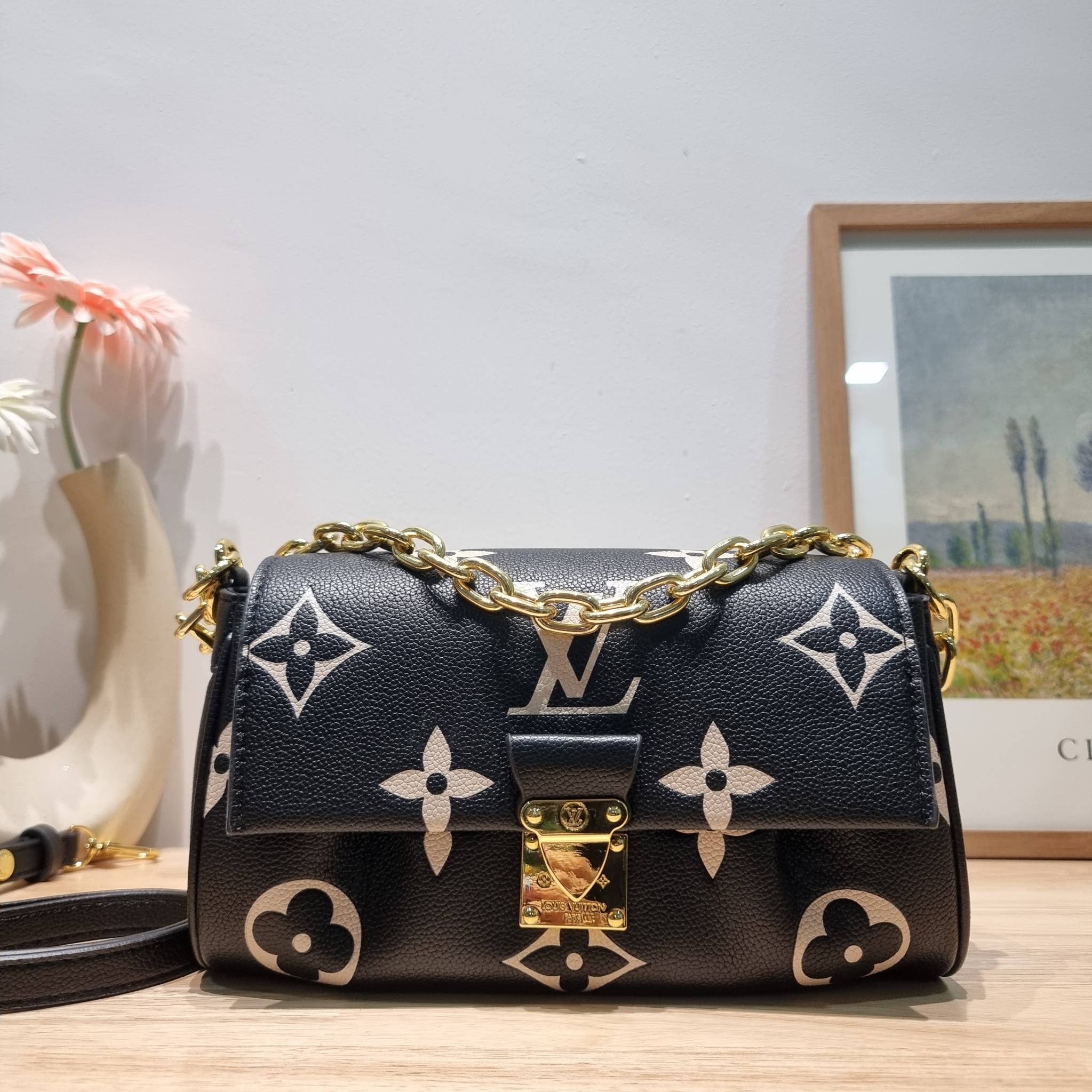 LV Favorite Bicolor Monogram Empreinte Leather - Handbags / LV FAVORITE BAG กระเป๋าสะพายคอลใหม่ล่าสุด สวยหรู ดูแพง ดีไซน์รูปทรงออกมาให้ใช้งานได้ง่าย