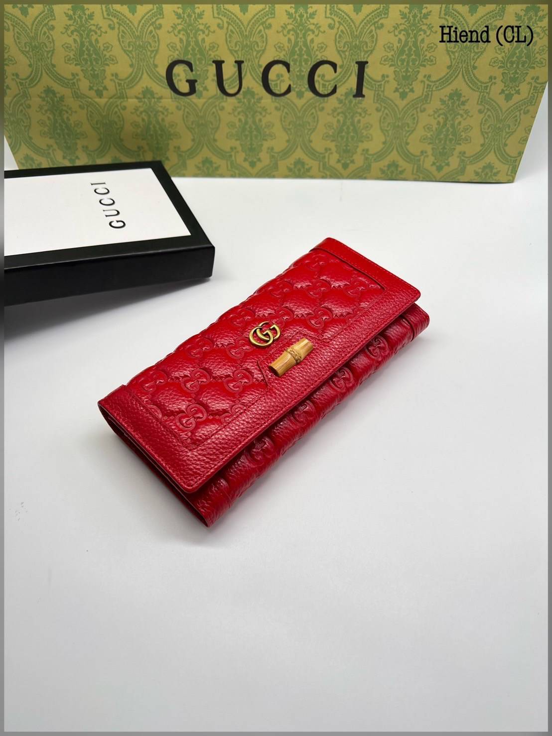 GUCCI LONG WALLET / GUCCI WALLET กระเป๋าสตางค์ใบยาว งานหนังแท้ ผสมผสานความสง่างามและคลาสสิกที่เข้ากับยุคสมัย ด้านหน้าโดดเด่นด้วยซิกเนเจอร์แบรนด์ เป็นอีกหนึ่งรุ่นที่ดาราเชเลปใช้กันเยอะมาก พร้อมส่งที่ไทย ภาพสินค้าถ่ายจากงานขายจริง ใช้งานต่างประเทศได้ค่ะ