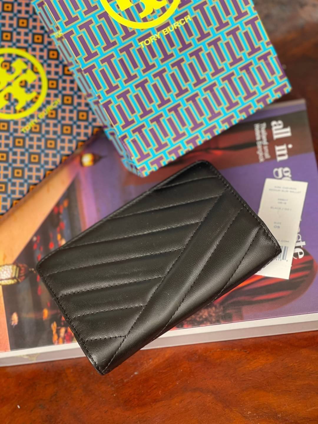 ของแท้ 💯% 】Tory burch kira chevron medium slim wallet กระเป๋าสตางค์หนังแกะขนาดmedium size การตัดเย็บหนังแกะแสนนุ่มแบบลายบุสองชั้น สัมผัสนุ่มควบคู่กับดีไซน์อันเป็นเอกลักษณ์ ดูแพงด้วยโลโก้ด้านหน้าสีทองสวยหรู