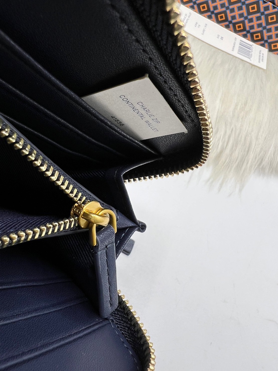 Tory Burch Charlie Zip Continental Wallet / Tory Wallet พร้อมส่ง กระเป๋าสตางค์ใบยาวสุดคลาสสิก ยังความเรียบหรูดูแพงด้วยโลโก้ด้านหน้า เป็นกระเป๋าสตางค์ทรงยาว ที่สามารถใส่บัตรได้หลายใบ