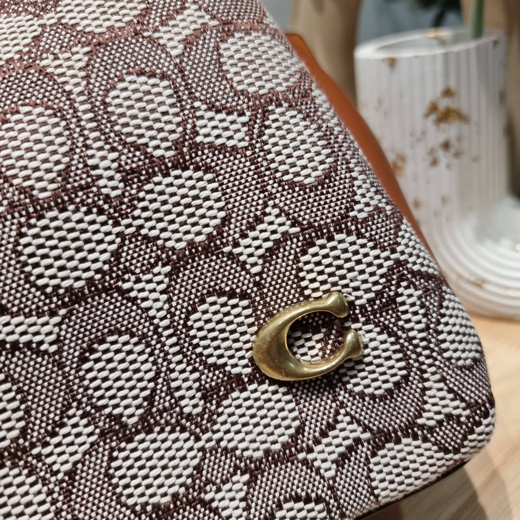 COACH LANA SHOULDER BAG 23 IN SIGNATURE JACQUARD CM550 พร้อมส่ง กระเป๋าถือ/สะพายทรงเก๋ โดดเด่นด้วยลวดลายซิกเนเจอร์บนผืนผ้าทอสวย หูจับในตัวถือสะดวก รีบช้อปได้ใช้ก่อนใครไปเลย