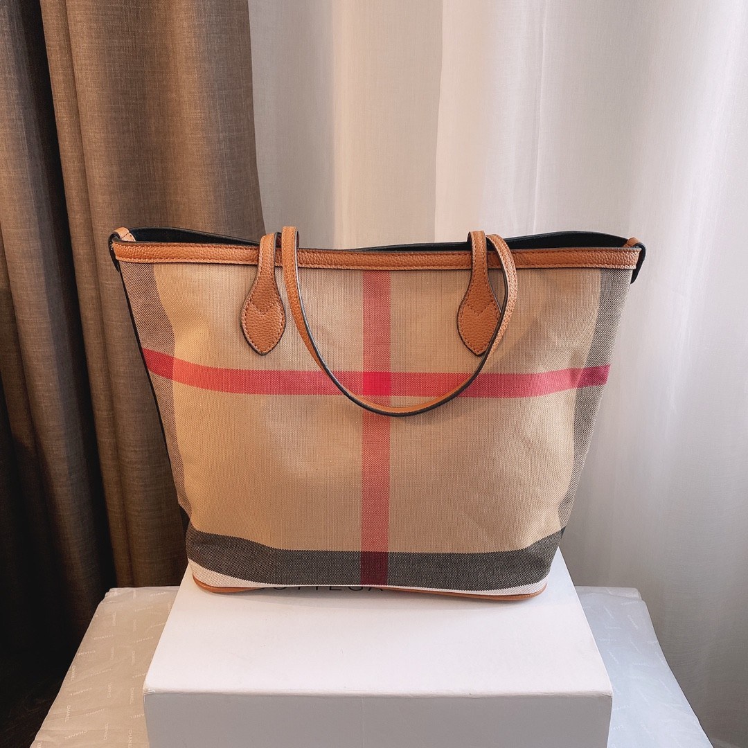 BURBERRY DUO TOTE VINTAGE BAG VIP GIFT WITH PURCHASE (GWP) พรีเมี่ยมกิ๊ฟ Limited Edition จากBURBERRY *ซื้อ1ได้ถึง2ใบ 👏👏 วัสดุหนังCANVAS หูหิ้วหนัง ภายในมีช่องใส่ของโล่งกว้าง สามารถใส่มือถือ ipad ของจุกจิกได้