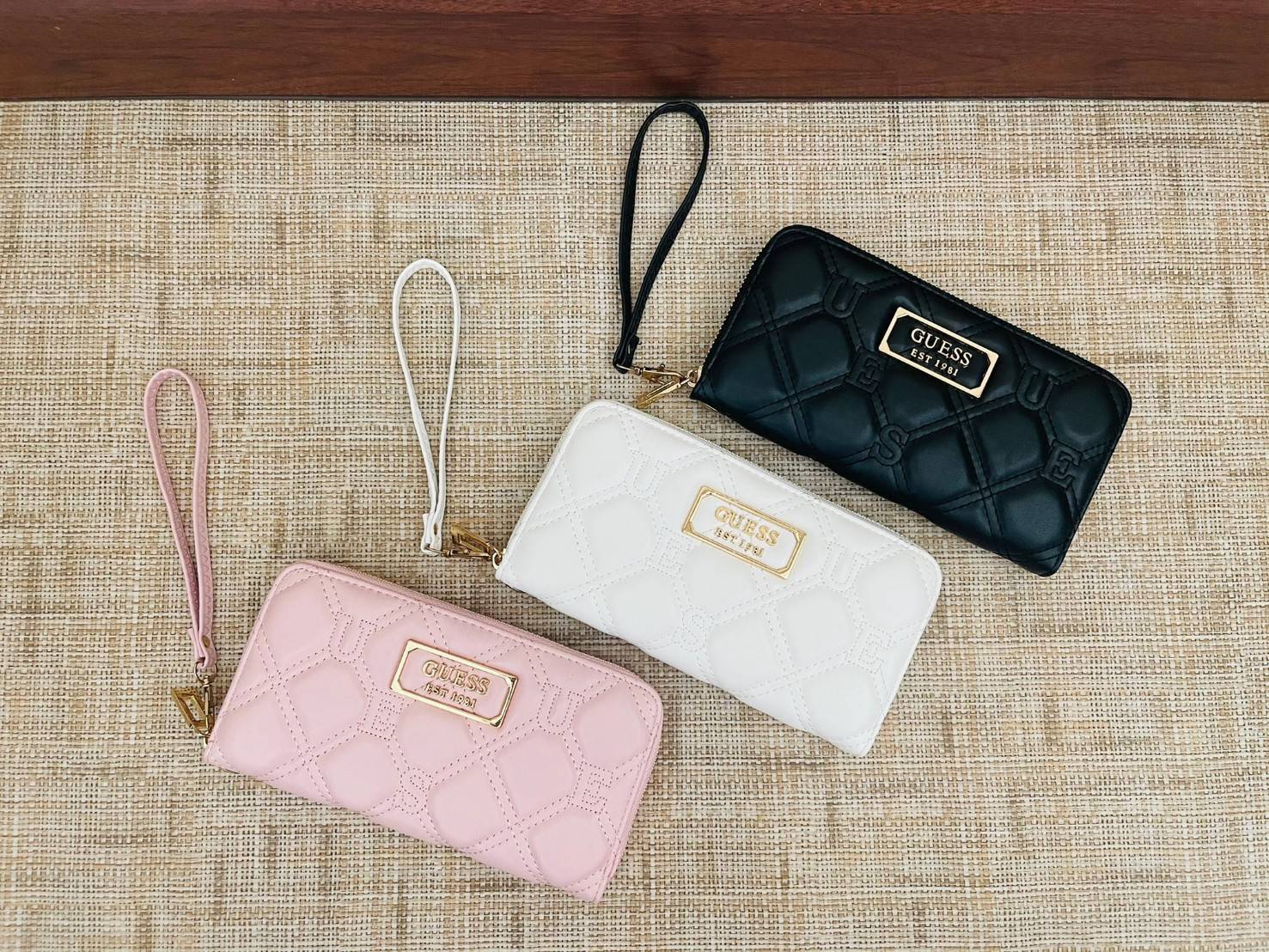 ของแท้ 💯% Guess Front Logo Wallet กระเป๋าเงินวัสดุหนังเดินด้ายตัวอักษรแบรนด์ ด้านหน้ามีโลโก้แบรนด์เด่นสวยหรูเลยค่ะ