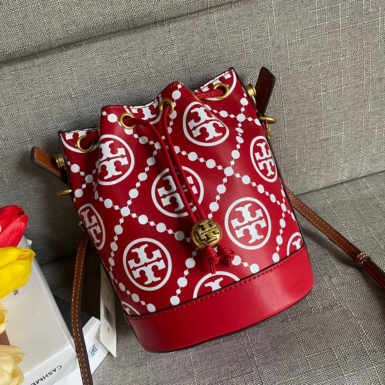 TORY BURCH T Monogram Embroidered Mini Bucket Bag ถูกหรือแพงต้องแดงไว้ก่อนเลยค่ะ ^^ กระเป๋าทรงบักเก็ตใบเล็กน่ารัก สุดหรูหรา ทรงสวย โด่ดเด่นลายพิมพ์ monogram วัสดุหนังอย่างดี เปิด-ปิดแบบหูรูด ล็อดด้วยปุ่ม อะไหล่ทองสวยงาม มาพร้อมสายยาว ปรับสายได้ ถอดสายได้ 