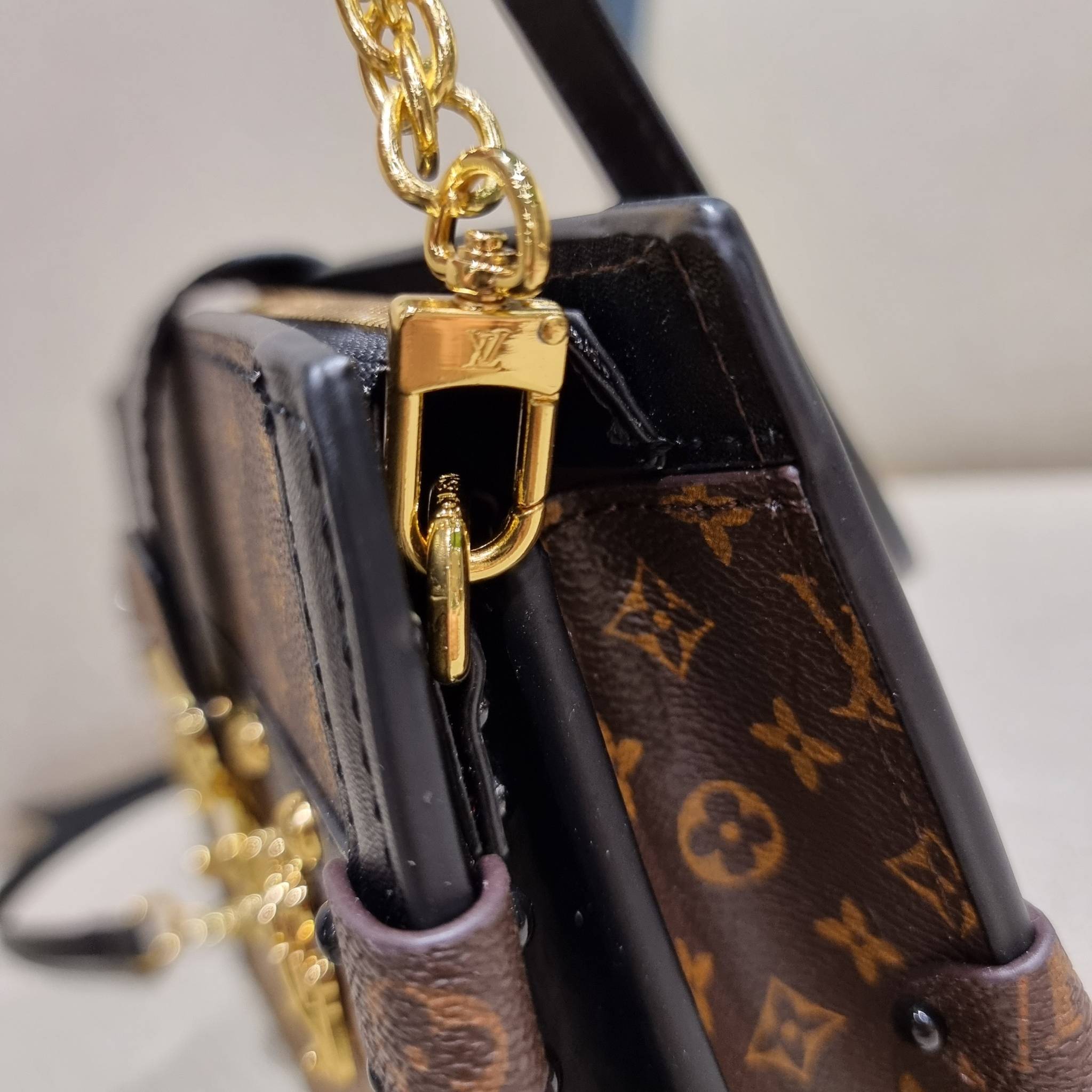 LOUIS VUITTON TRUNK CLUTCH Monogram / LV TRUNK CLUTCH กระเป๋าสะพายกึ่งคลัทช์ ทรงสวย ที่สาวๆเรียกร้อง วัสดุหนังแคนวาส ดีไซน์ทุกอย่างได้ลงตัว หรูหรา ปากกระเป๋ามีสายคาดล็อค และช่องซิปปิด ภายในแบ่งสัดส่วนไว้ดีมากๆ มาพร้อมสายสะพายโซ่สลับหนัง ที่ถอดออกได้ พกเป็