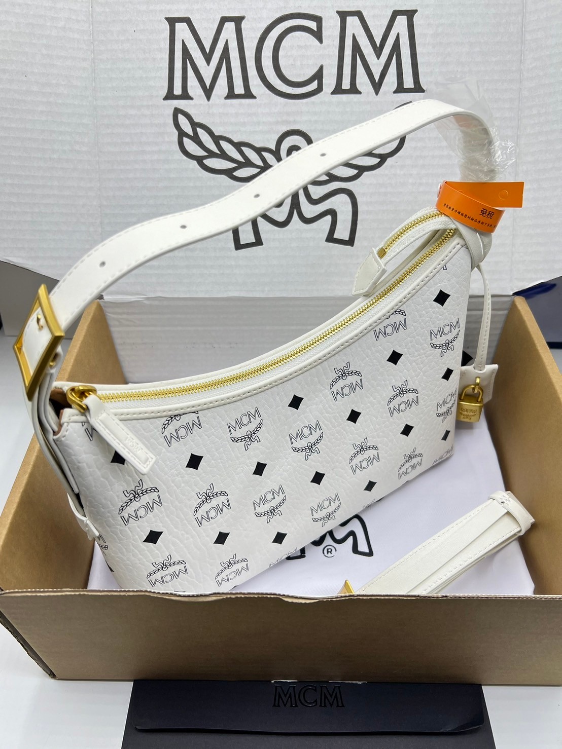 M.C.M Aren Hobo Bag in Visetos กระเป๋าสะพายทรงโฮโบ คลาสสิกทันสมัย เกรดท็อปออริ 1:1 สลับแท้ ใช้งานต่างประเทศได้