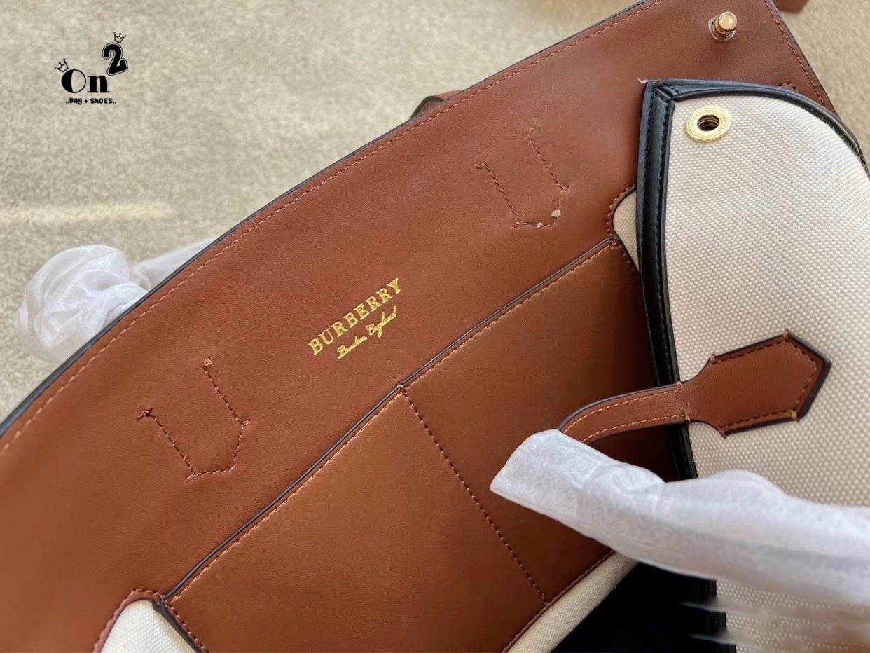 VIP 🥂 Burberry tote bag / BURBERRY FRAGRANCES TOTE BAG กระเป๋าสะพายทรงโท้ทผ้าแคนวาส ตัดขอบหนัง การตัดเย็บเดินด้ายสวยงามเลอร์ค่ามาก ดีไซน์สวย ทรงหรูดูไฮ รุ่นหายาก เป็นอีกหนึ่งรุ่นที่ดาราเซเลป ใช้กันเยอะมาก ประดับกระดุมแบรนด์สีทอง ที่มุมปากกระเป๋าทั
