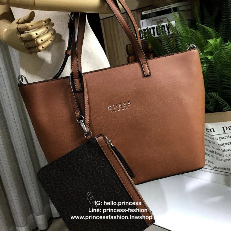 GUESS LARGE SHOPPER BAG WITH POUCH กระเป๋าสะพายรุ่นใหม่ล่าสุดจาก GUESS FACTORY หนัง Saffiano สวยหรูอยู่ทรง ด้านหน้ามีโลโก้แบรนด์ ด้านหลังมีช่องใส่ของ หูหิ้วสะพายไหล่ได้มาพร้อมสายสะพายยาวถอดได้ปรับได้ มีกระเป๋าใบเล็กเข้าชุดกันห้อยที่หูหิ้ว ใบเล็กถอดเเยกใช้