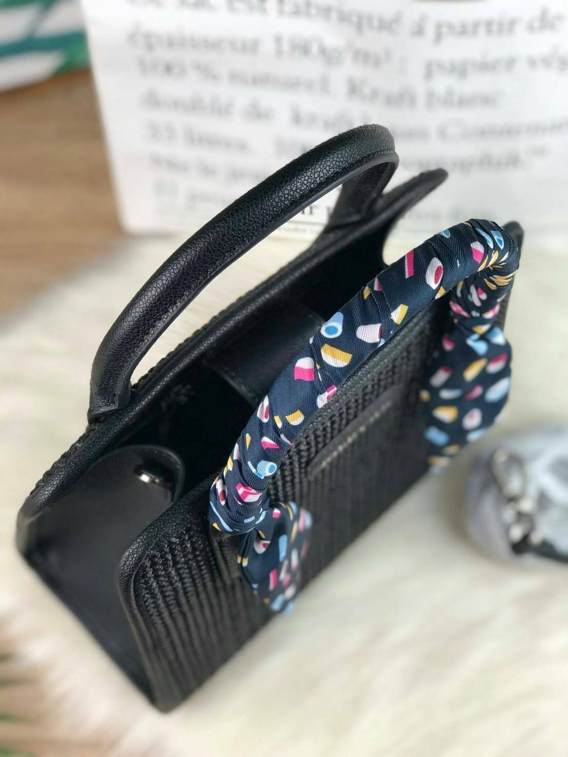 CHARLES & KEITH SATIN SCARF WRAPPED WOVEN BAG กระเป๋าถือ/สะพายอยู่ทรง มีผ้าพันหูกระเป๋าให้ 1 เส้น มีหมุดรองฐานทั้ง 4 มุม ที่ด้านหน้าทำ texture สวยงาม เปิดปิดด้วยกระดุมแม่เหล็ก ด้สนในมีช่องซิปเล็ก 1 ช่อง รุ่นนี้จุของได้เยอะ ใส่ iPad mini ได้สบายๆค่า สายสะพ