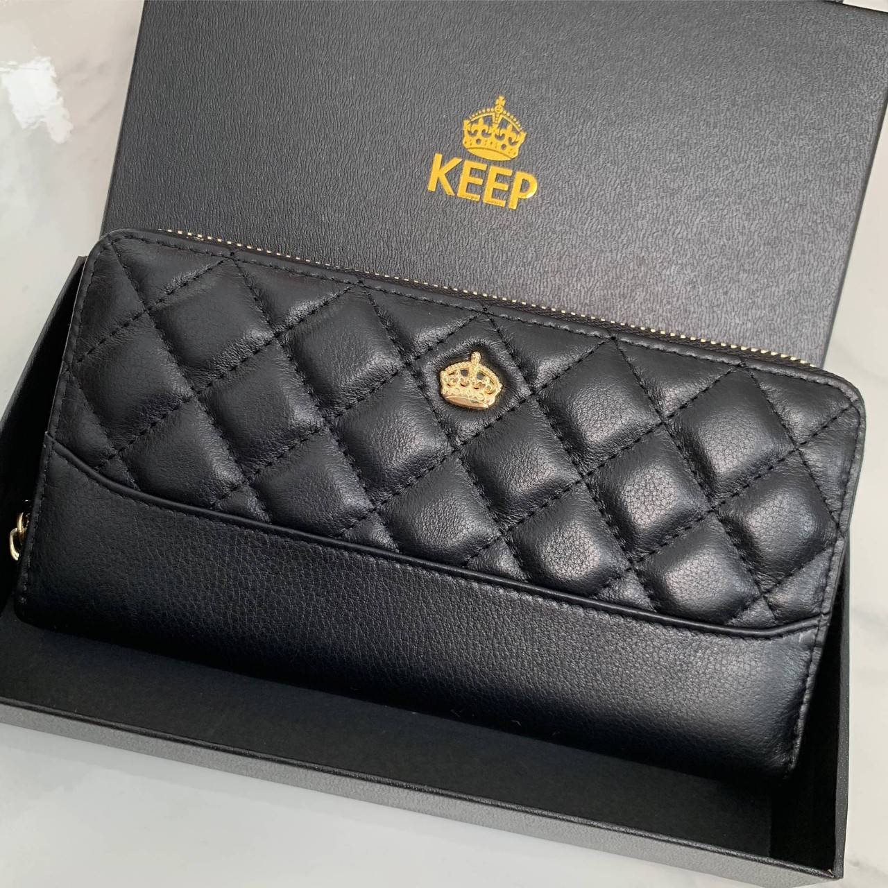 กระเป๋าสตางค์ Size ยาว ซิปรอบ สวยรับเงินมากใบนี้ คอนเฟิร์ม 💵💵 ใครกำลังหากระเป๋า size ห้ามพลาดนะคะ หนังสวยจริงๆ หนังวัวแท้ ตีตาราง นิ่ม ฟู ใช้หนังเกรดดีที่สุด สวยมาก KEEP • Super Rich ( Long )• กระเป๋า สตางค์ขนาดยาว ซิปรอบ ภายใน จุของคุ้ม ใ