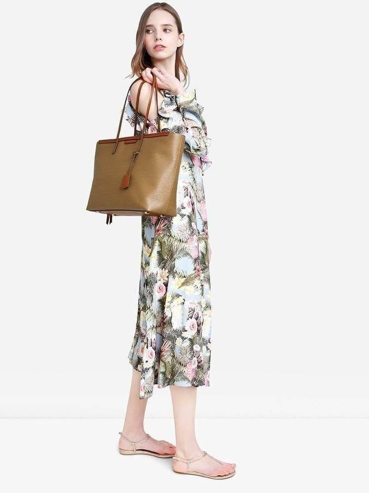 Best Seller!!! Charles & Keith Black Textured Tote Bag กระเป๋าสะพายทรง Shopping ใบใหญ่จุใจวัสดุ Polyester Textured สานรอบใบตัดด้วยหนังเรียบอยู่ทรง กันน้ำ น้ำหนักเบา ด้านหน้ามีโลโก้พร้อมTAG พวงกุญแจห้อยที่หูหิ้ว เปิดปิดด้วยซิปพู่หนัง ภายในกว้างและจุ มีช่อง