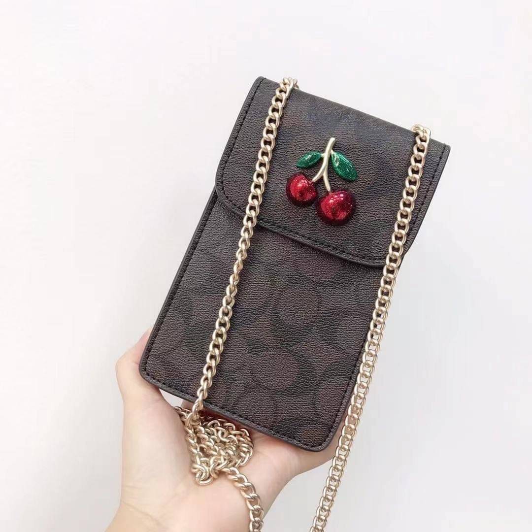COACH PHONE CASE CROSSBODY BAG ((73486//76988//76357//39955//91046)) COACH NORTH/SOUTH CROSSBODY IN SIGNATURE CANVAS กระเป๋าใส่โทรศัพท์รุ่นนี้ มีความโดดเด่นทั้งดีไซน์และคุณสมบัติในการใช้งาน ด้วยลวดลายที่มีซิกเนเจอร์เป็นเอกลักษณ์แล้ว ด้านหลังยังมีช่องใส่กา