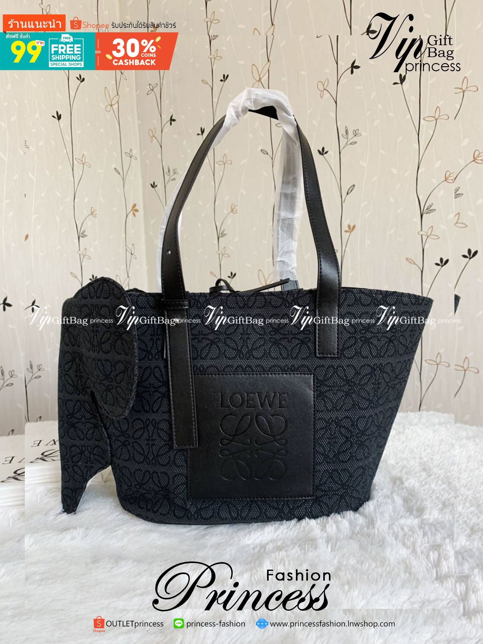 LOEWE Canvas Elephant Bag In Anagram Print คอลเลคชั่นใหม่ล่าสุด ดีไซน์รูปน้องช้าง น่ารักมากมาย งานแบรนด์หรูจาก โลเอเว่ (LOEWE) คงความเอกลักษณ์ด้วยวัสดุ Anagram Canvas Jacquard Fabric ผสมผสานหนังแท้ Calfskin ลงตัวสุดคลาสสิค ด้านในโลงกว้าง จุของได้เยอะเลยค่