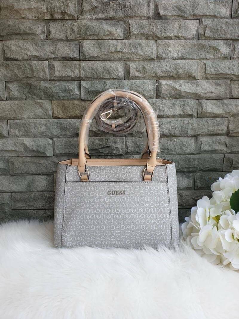 GUESS G LOGO PRINT TOTE BAG กระเป๋าถือหรือสะพายรุ่นใหม่ล่าสุดจาก GUESS FACTORY รุ่นยอดนิยม สวยอย่างมีสไตล์ สีสวยคลาสสิก รุ่นนี้มีการพิมพ์ลายโลโก้ รอบใบ หนัง faux-saffiano หนังคุณภาพดี ตั้งอยู่ทรง น้ำหนักเบา ประดับด้วยโลโก้แบรนด์อะไหล่เงิน สวยโดดเด่นที่กระ