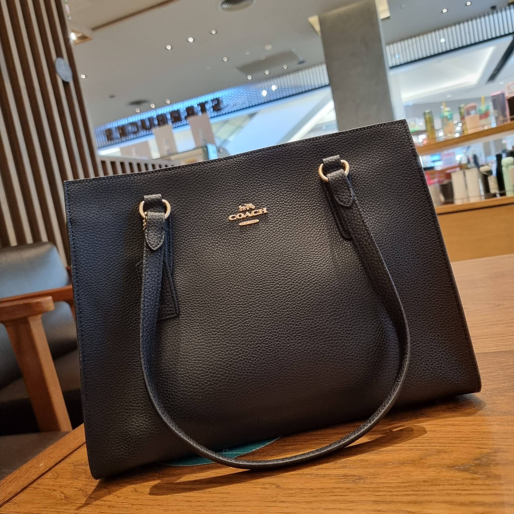 COACH C4075 TATUM CARRYALL IN SIGNATURE CANVAS คอลเลคชั่นใหม่ล่าสุด จัดมาให้ได้สวยก่อนใคร สวยหรูทุกสี!! ลุคผู้ดีต้องมาอีกหนึ่ง กระเป๋าสะพายทรงสวย ที่มาพร้อมสายสะพายไหล่ในตัว และสายครอสบอดี้สำหรับสะพายข้าง วัสดุหนัง crossgrain สวยคมมากๆ ตัวกระเป๋าถูกแบ่งเป