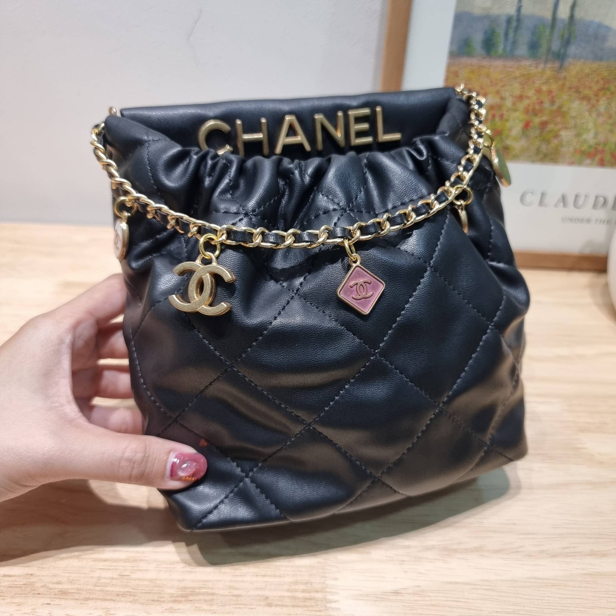 Chanel 23P mini bucket bag น่ารักมากๆ กับกระเป๋าสะพายไซส์มินิ ที่ปล่อยผ่านไม่ได้จริง ดีไซน์สายโซ่คล้องแขนตกแต่งอะไหล่ห้อยเพิ่มมูลค่า และยังตกแต่งโลโก้สวยเด่น