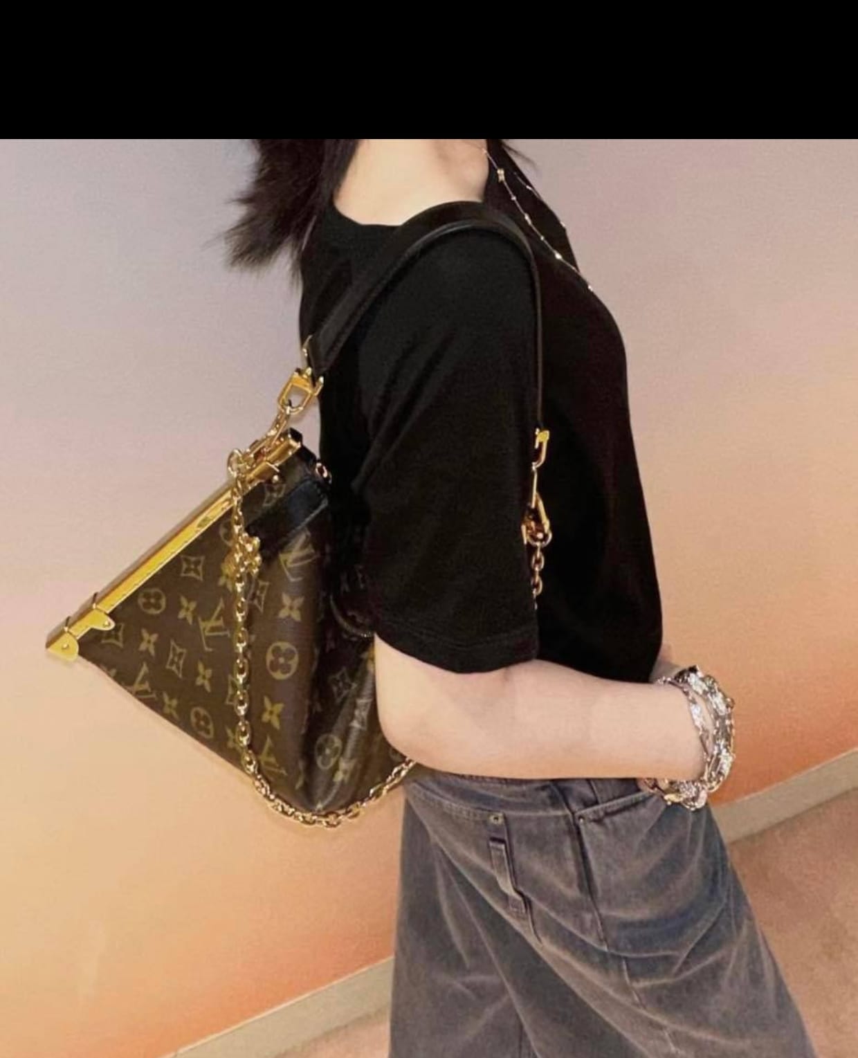 LV Lucky Trunk Bag Monogram Canvas กระเป๋าสะพายรุ่นใหม่ ไอเท็มยอดนิยมจากรันเวย์แฟชั่นโชว์คอลเลคชั่นประจำฤดูกาล Fall-Winter 2024 มอบกลิ่นอายสไตล์ Slouchy สะดุดตา