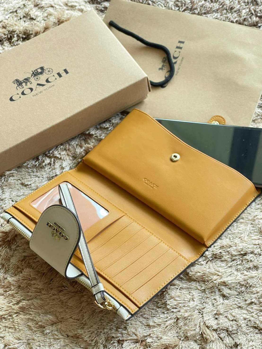 COACH TECH WALLET IN SIGNATURE CANVAS อีกหนึ่ง collection ของกระเป๋าสตางค์ที่ดีไซน์ทันสมัยให้ใช้งานได้แบบครบครัน เป็นกระเป๋าสตางค์ ที่มีช่องสำหรับใส่โทรศัพท์มือถือ ธนบัตร เหรียญ และบัตรต่าง ๆ ใช้งานแบบ2ด้าน เพิ่มความสะดวกสบายด้วยสายคล้องมือ ช่วยให้พกไปไหน