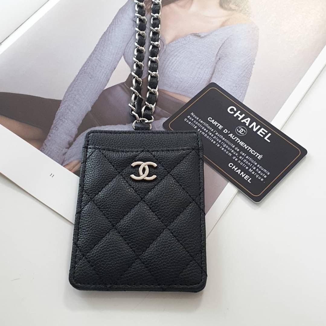 CHANEL CARD HOLDER WITH CHAIN พร้อมส่งที่ไทย สายคล้องบัตรสุดคลาสสิค จากงานพรีเมี่ยมกิ้ฟท์แบรนด์ดังอย่าง CHANEL วัสดุหนังสังเคราะห์ ลายสวยมาก ด้านหน้าประดับโลโก้ CC มีช่องใส่บัตรมากกว่า4ใบ มาพร้อมสายคล้องแบบโซ่สลับหนัง ไอเท็มสุดหรูแบบนี้ ต้องมีติดตัวไว้น้า