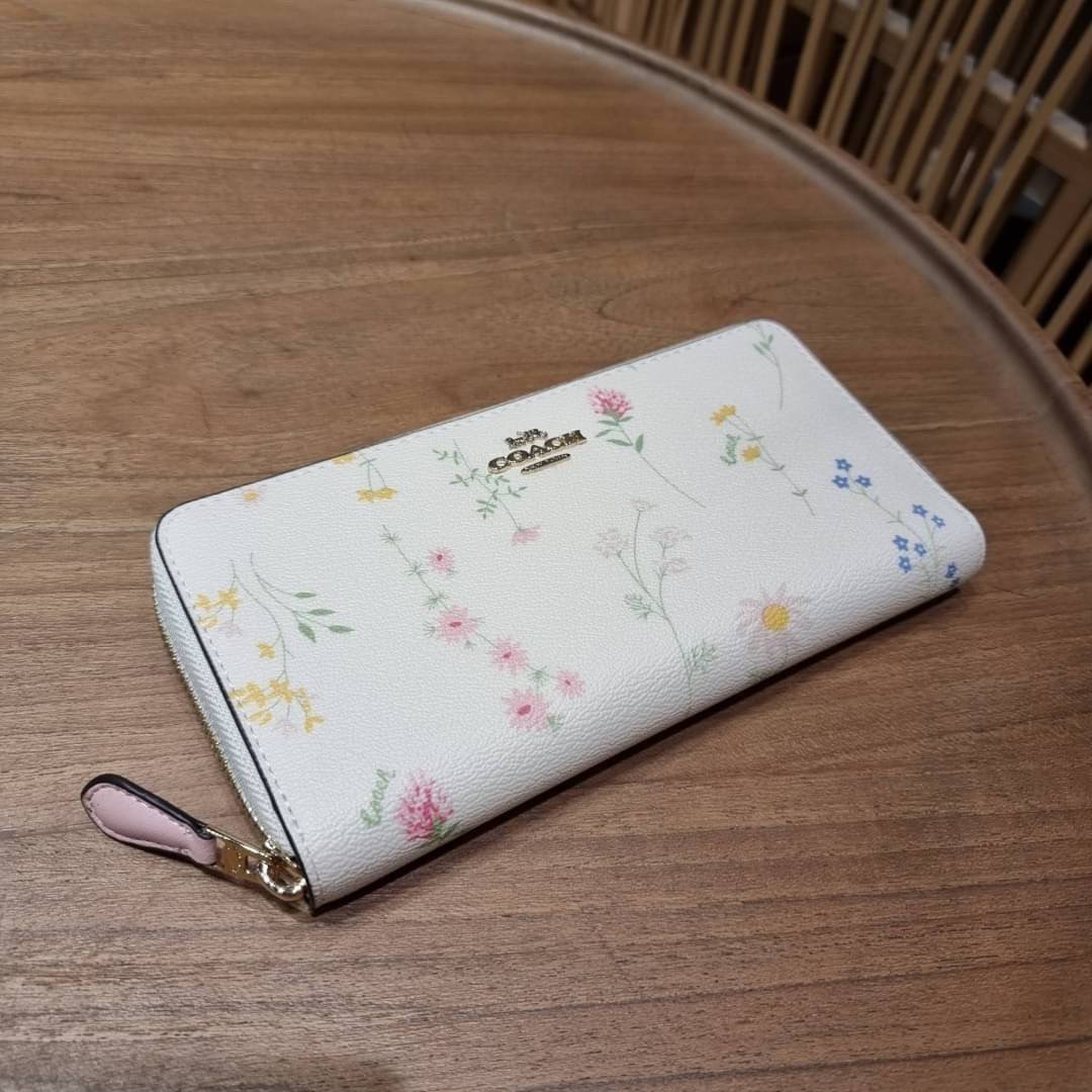 COACH ACCORDION ZIP WALLET IN SIGNATURE CANVAS WITH DAISY BUNDLE / MEADOW PRAIRIE / SPACED WILDFLOWER / DAISY BUNDLE PRINT C0033/F31778/69832 กระเป๋าสตางค์ใบยาว ลวดลายน่ารักน่าใช้มากๆ พื้นเป็นลายซีเอกลักษณ์ วัสดุหนังแคนวาสเคลือบลาย เปิด-ปิดด้วยซิปรอบ ใส่ม