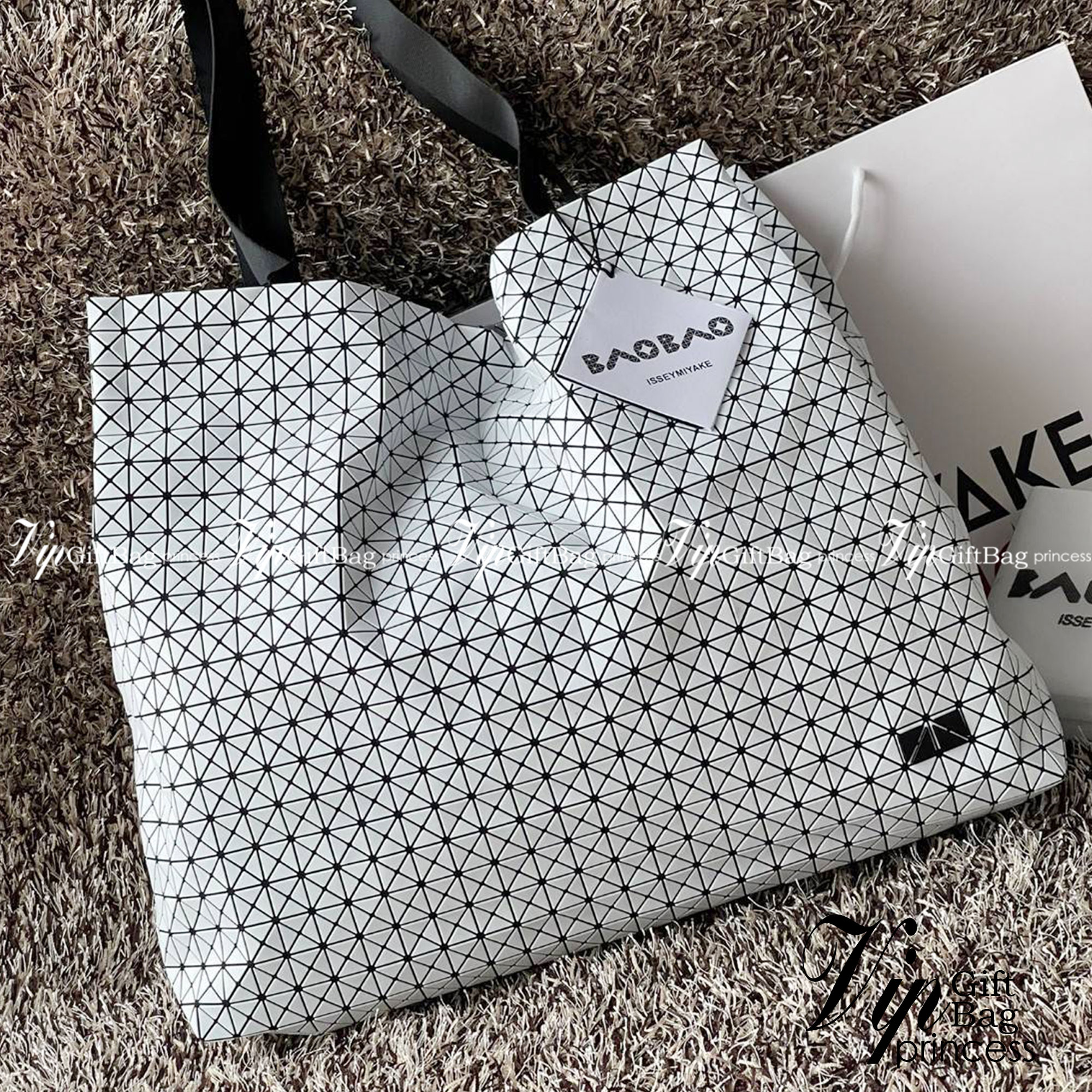 Baobao Issey Miyake Cart geometric tote bag / Miyake Cart Tote Bag รูปทรงที่สร้างขึ้นโดยบังเอิญ' เสื้อผ้าที่มีโครงสร้างและได้รับการออกแบบทางวิศวกรรมอันเป็นเอกลักษณ์ของแบรนด์ ส่งต่อไปยังเครื่องประดับที่น่าประทับใจและไร้กาลเวลาเหล่านี้ กระเป๋าโท้ต Cart