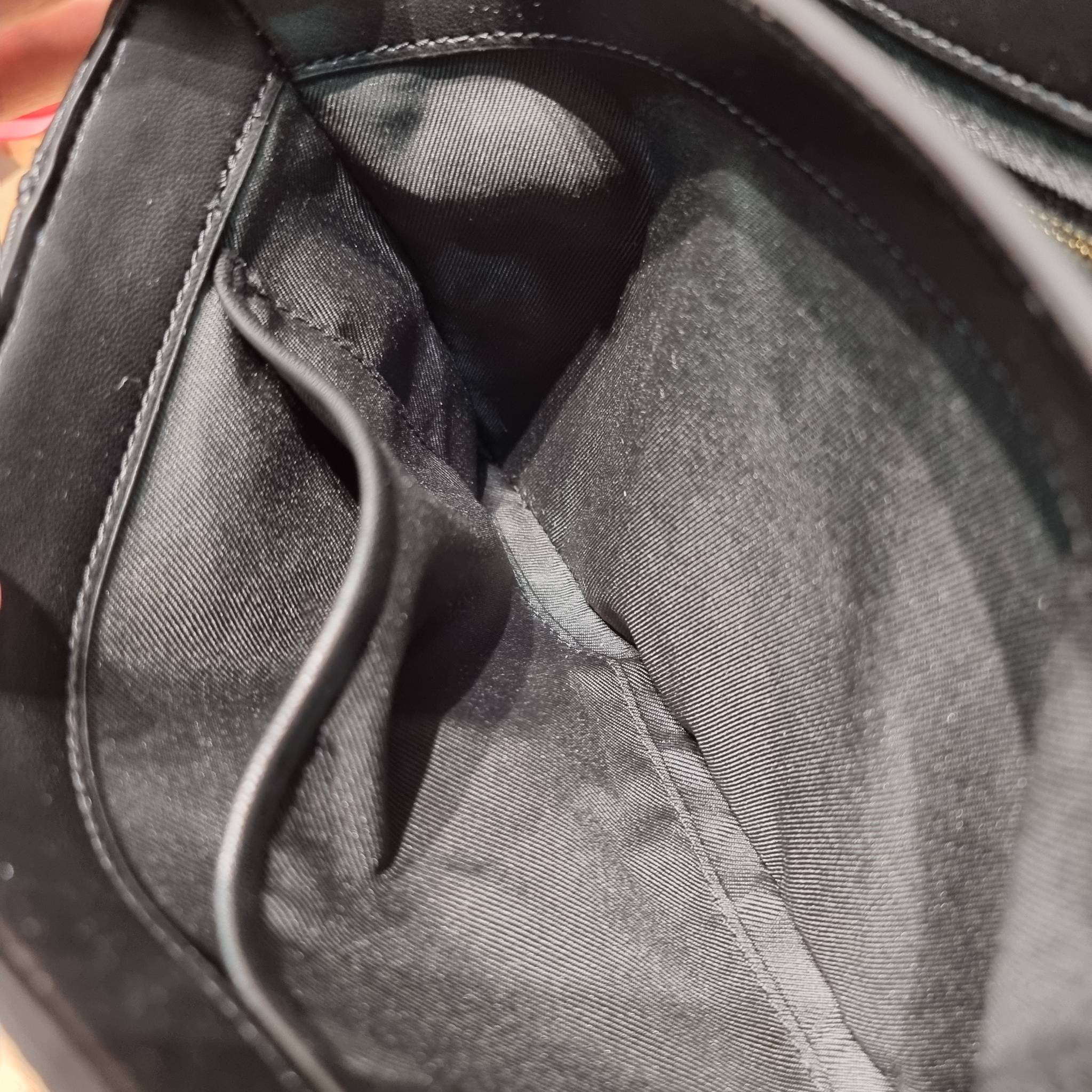 TORY BURCH FLEMING SOFT CONVERTIBLE SHOULDER BAG รุ่นหายาก กับดีไซน์ใหม่ล่าสุด มาพร้อมเสิร์ฟความสวยถึงบ้านไปเลย กับกระเป๋าสะพายไหล่ขนาดกำลังสวย หนังแท้นิ่มเต็มใบ สัมผัสสบายมือ