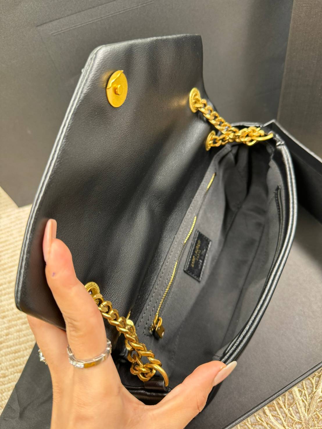 YSL CALYPSO IN PLUNGED BAG กระเป๋าสะพาย งานหนังสวย เกรดออริจินอล สลับแท้ ใช้งานต่างประเทศได้