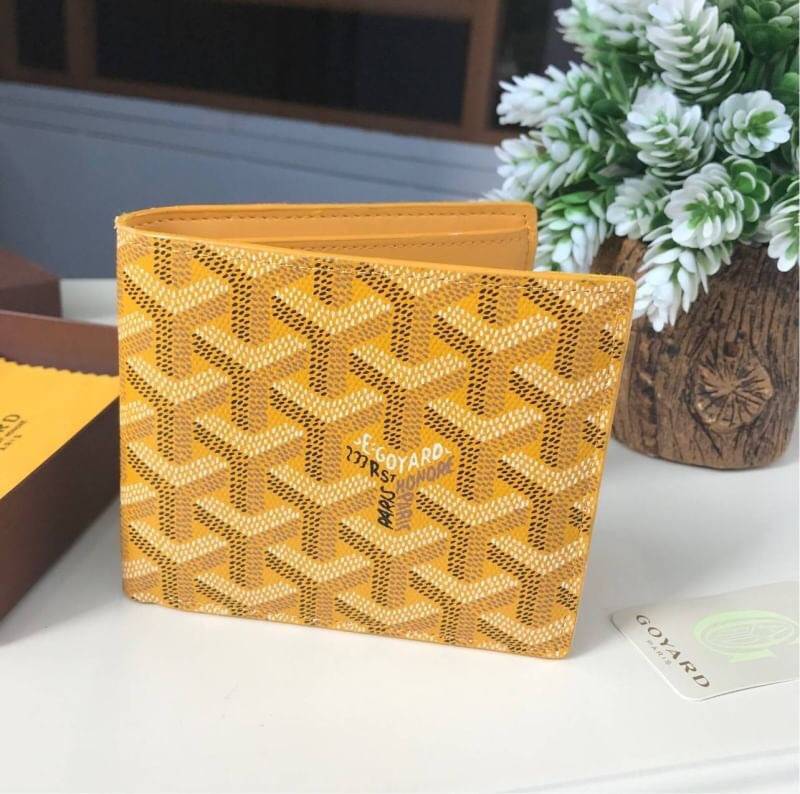 VIP GIFT 】GOYARD Victoire Bifold Wallet กระเป๋าสตางค์ผู้ชายใบสั้น พร้อมส่ง 6 สี พร้อมกล่องสวยหรูน่าใช้มากค่ะ อีกรุ่นที่ยอดขายไม่เคยตก 🤑🤑 ใบจริงดูผู้ดี ดูแพง!! ภายในมีช่องใส่บัตรได้เยอะ ใส่ธนบัตรได้ทุกใบ ห้ามพลาดจร้าา!! ((รุ่นเดินด้ายโทนสีเ