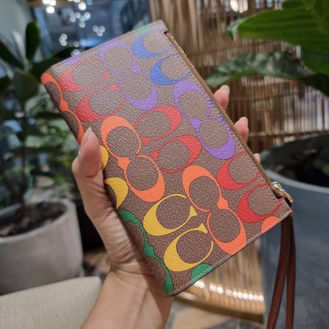 COACH C9944 TECH WALLET IN RAINBOW SIGNATURE CANVAS ดีไซน์ใหม่ คอลเลคชั่นสวยหรู กระเป๋าสตางค์พร้อมสายคล้องมือ ง่ายต่อชีวิตมากจ้า!! มันดี มันพร้อม มันสวยจริงจัง!! ใส่ได้ทั้งบัตร และโทรศัพท์ก็ใส่ได้ทุกรุ่น แถมยังมีช่องซิปแยกไปอีก ช่องเยอะไม่ต้องห่วงจริงๆ วั