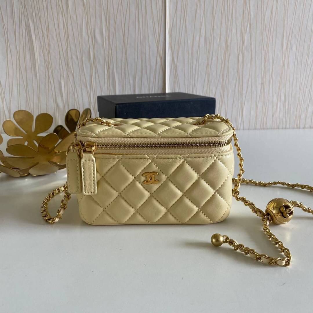 VIP GIFT 】หนังแกะแท้ CHANEL Box With Chain สายโซ่ทองหรูมาก หนังเรียบฟู ขึ้นเงา กระทบแสงยิ่งสวยค่าา โทนสีสวยสดใส เหมาะมากสำหรับสาวๆ ชิคๆ ต้องบอกเลยรุ่นนี้เหล่าเซเลบใช้กันเยอะมากๆ แค่อะไหล่ก็หรูไปเดินครึ่งแล้วค่าา😁 พร้อมส่งที่ไทยที่นี่ที่เดียว