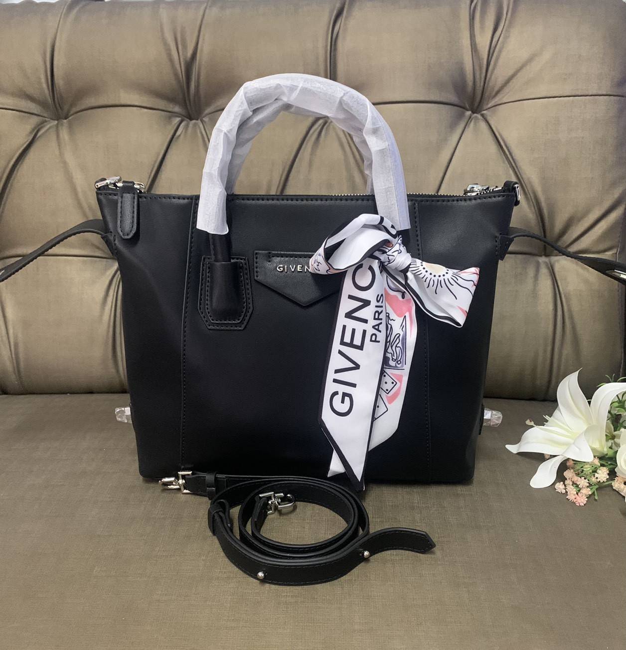 Givenchy Antigona Soft Small Leather Bag เข้ารอบใหม่ ราคาดีต่อใจ .. ไม่มีไม่ได้แล้ว! กระเป๋ารุ่น Iconic อย่าง Antigona Soft รุ่น "Classic" **มาพร้อมผ้าผูกโบว์ น่ารักมากมาย ประดับด้วยสัญลักษณ์ของแบรนด์ Givenchy ด้านหน้า **อะไหล่เงิน ไอเท็มยอดฮิตท