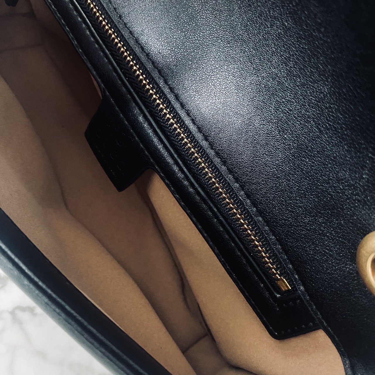 GUCCI GG Marmont Small Shoulder Bag กระเป๋าสะพายรุ่นคลาสสิค แต่งโลโก้สีทองโดดเด่น สวยหรูดูแพงขับผิว อัพลุคได้สบายๆ ด้านหลังดีไซน์รูปหัวใจ 🖤